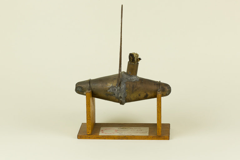 lume ad olio ottenuto dalla trasformazione di due coni delle contro spolette per granate inglesi